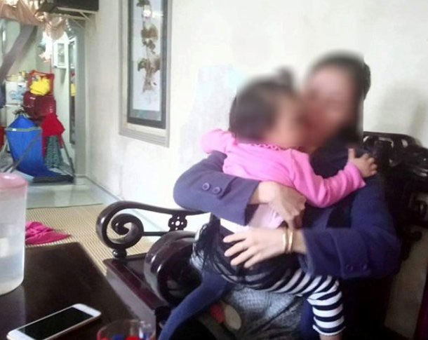 Vụ bé gái bị tím bầm hai đùi: Chủ nhà trẻ nói do… bé gãi