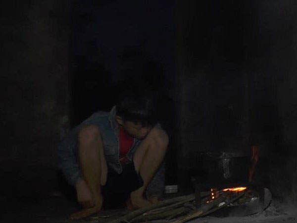 Bé trai 9 tuổi sống 1 mình hơn 700 ngày bên những ngôi mộ rêu phong