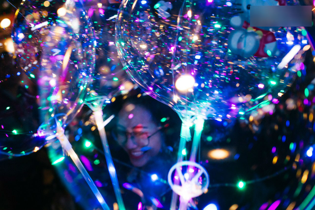 Bong bóng galaxy có gì hot mà ngập tràn phố đi bộ Nguyễn Huệ mùa Noel năm nay?