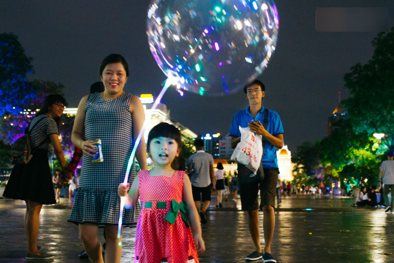 Bong bóng galaxy có gì hot mà ngập tràn phố đi bộ Nguyễn Huệ mùa Noel năm nay?
