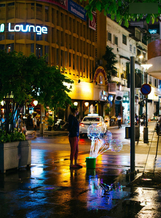 Bong bóng galaxy có gì hot mà ngập tràn phố đi bộ Nguyễn Huệ mùa Noel năm nay?