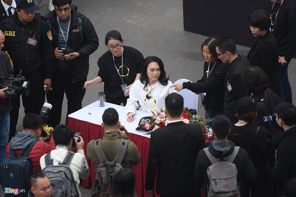 Khán giả Hà Nội đợi Mỹ Tâm từ sáng sớm đến 4h chiều