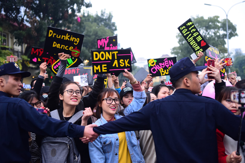 Khán giả Hà Nội đợi Mỹ Tâm từ sáng sớm đến 4h chiều