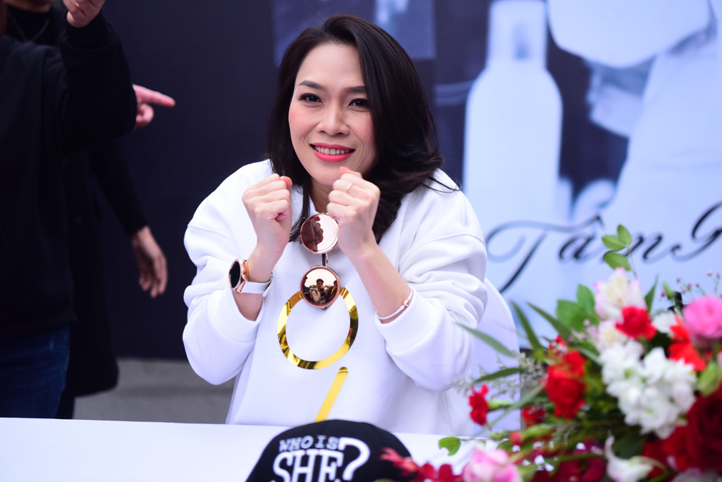Khán giả Hà Nội đợi Mỹ Tâm từ sáng sớm đến 4h chiều