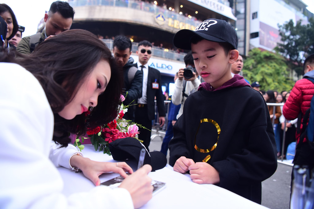 Khán giả Hà Nội đợi Mỹ Tâm từ sáng sớm đến 4h chiều