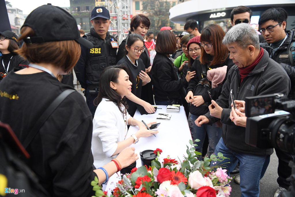 Khán giả Hà Nội đợi Mỹ Tâm từ sáng sớm đến 4h chiều