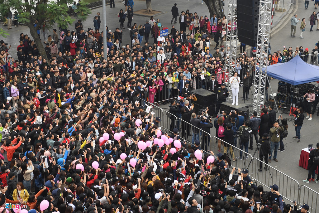 Khán giả Hà Nội đợi Mỹ Tâm từ sáng sớm đến 4h chiều