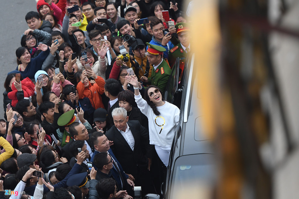 Khán giả Hà Nội đợi Mỹ Tâm từ sáng sớm đến 4h chiều