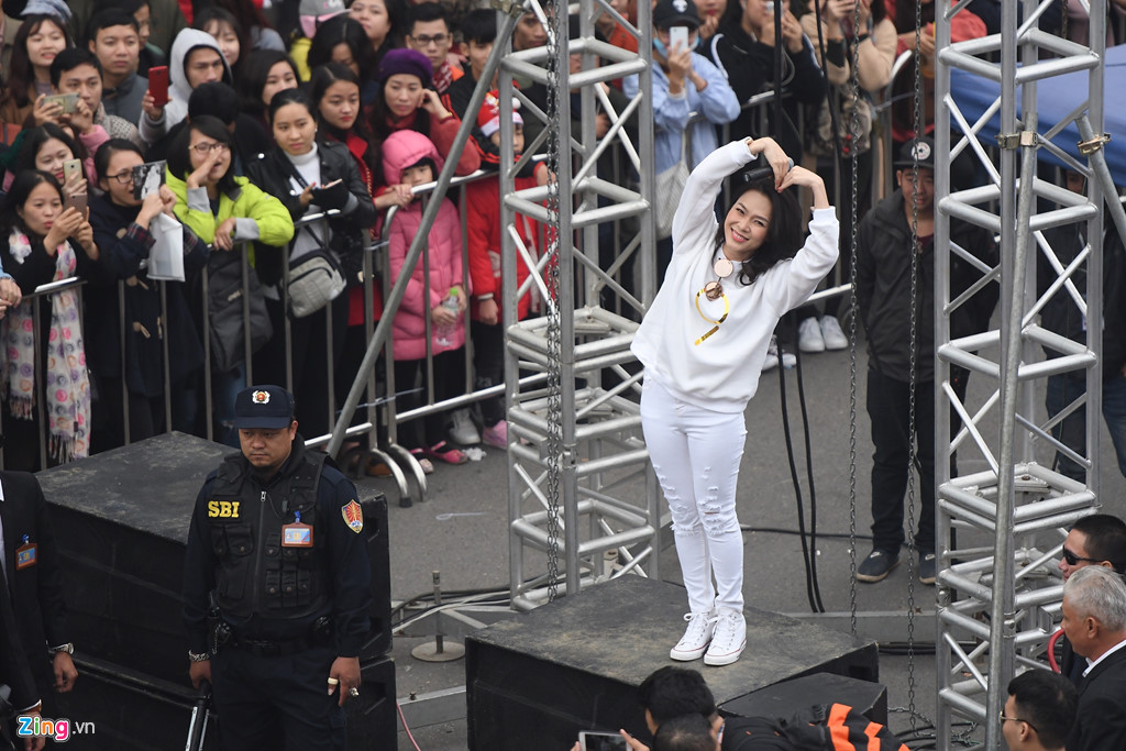 Khán giả Hà Nội đợi Mỹ Tâm từ sáng sớm đến 4h chiều