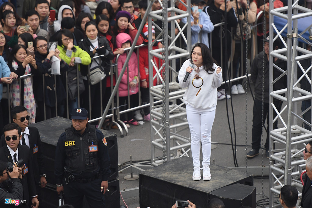 Khán giả Hà Nội đợi Mỹ Tâm từ sáng sớm đến 4h chiều