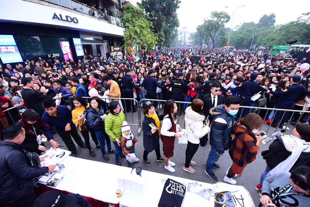 Khán giả Hà Nội đợi Mỹ Tâm từ sáng sớm đến 4h chiều