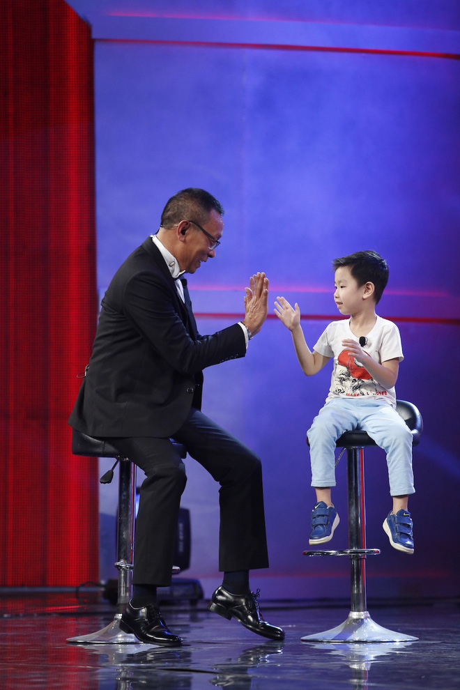 Lại Văn Sâm thán phục bé 10 tuổi có khả năng nhét hàng đống sách lịch sử vào đầu