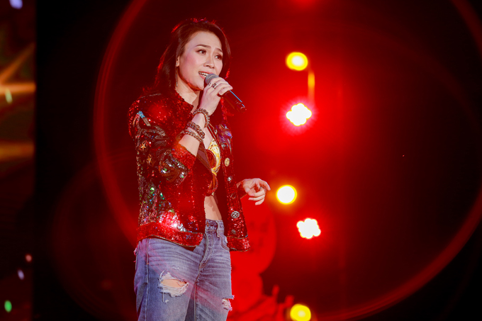 Hàng nghìn fan hò hét khi Mỹ Tâm kéo áo để lộ vai trần