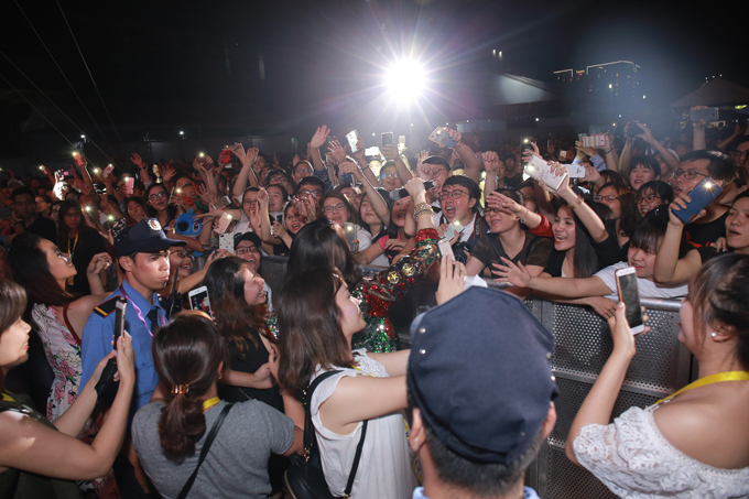 Hàng nghìn fan hò hét khi Mỹ Tâm kéo áo để lộ vai trần