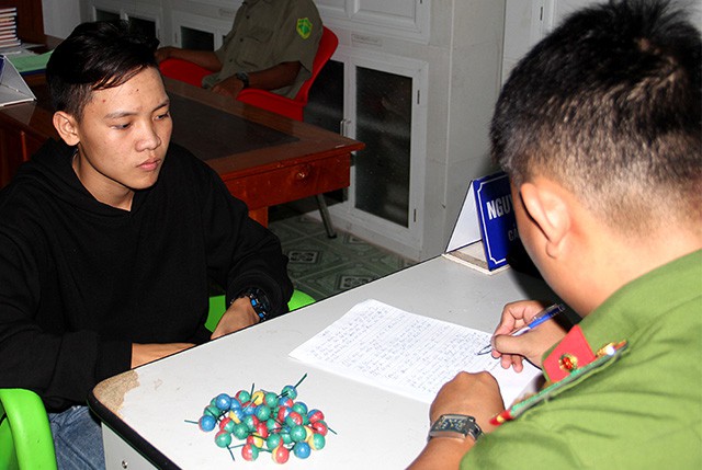 Ném pháo phá các cặp đôi ngồi tâm sự ở công viên