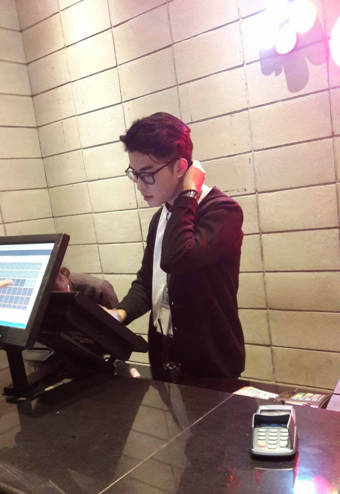 Nhân viên rạp phim ở Hà Nội nổi tiếng vì bị chụp lén những ngày qua là ai?