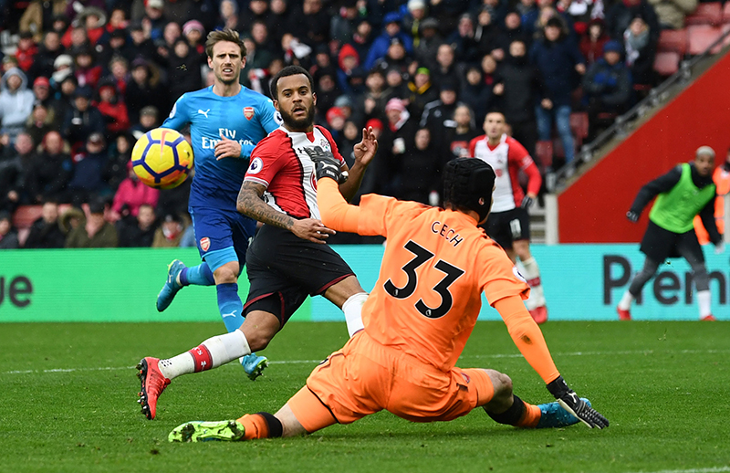 Giroud cứu Arsenal thoát thua trước Southampton