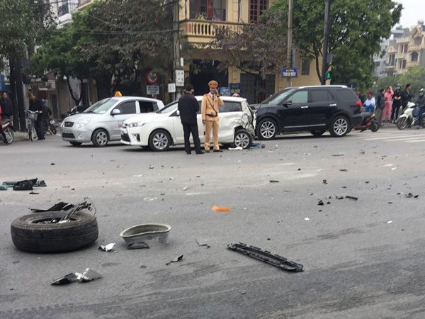 Hải Dương: Ô tô gây tai nạn liên hoàn khiến nhiều người nhập viện