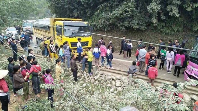 Xe chở đất va xe chở khách, hàng chục người thoát chết