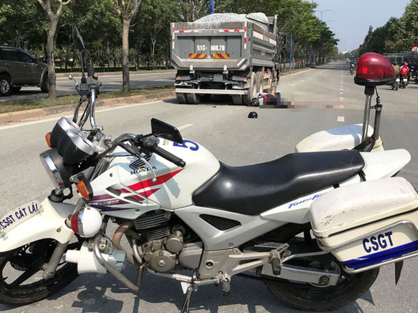 Truy đuổi xe tải cán chết 2 nam thanh niên trên đại lộ Mai Chí Thọ