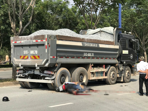 Truy đuổi xe tải cán chết 2 nam thanh niên trên đại lộ Mai Chí Thọ