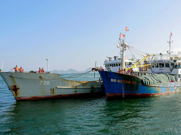 Tàu hải quân cứu tàu cá cùng 16 ngư dân bị nạn trên biển