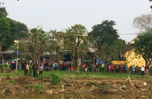 Thi thể nam thanh niên nổi trên sông ở Huế