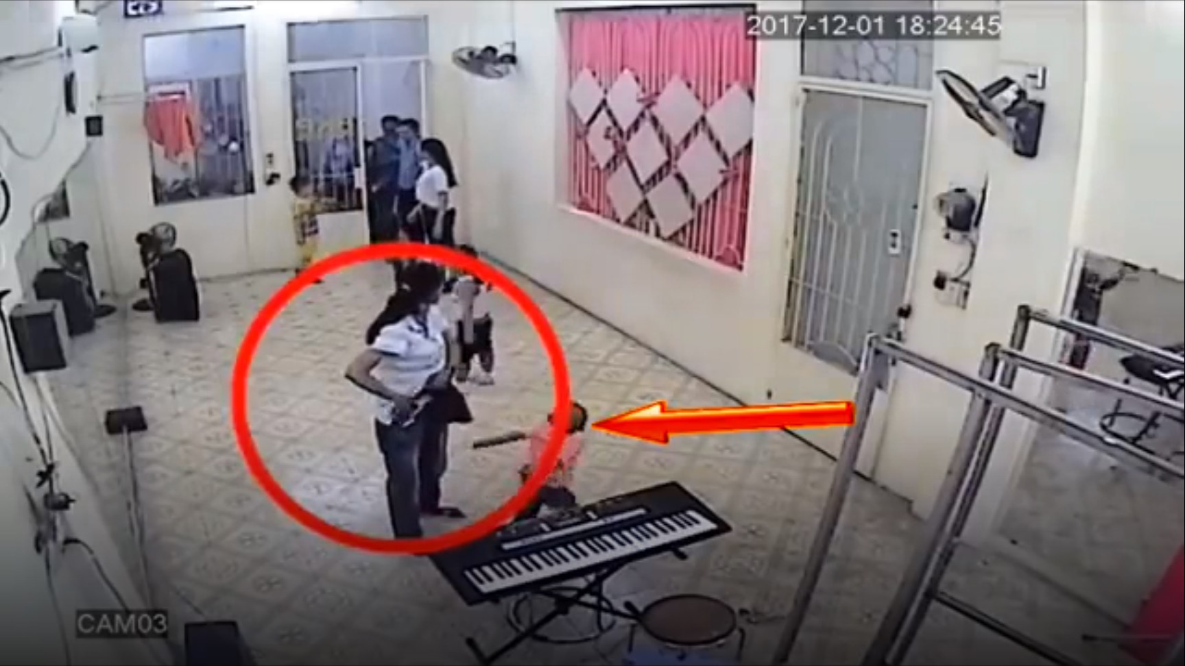 Clip: Đến đón bé trai, người phụ nữ nhanh tay lấy trộm điện thoại ngay trong lớp học