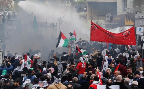 Cảnh sát phun vòi rồng ngăn bạo lực ngoài đại sứ quán Mỹ tại Lebanon