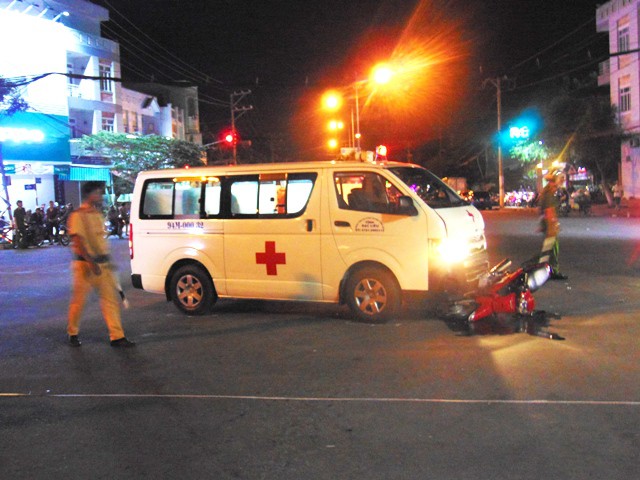 Nam thanh niên nguy kịch vì va chạm với xe cứu thương