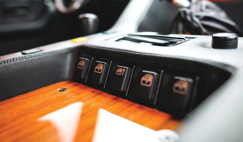 Siêu SUV hiếm Lamborghini LM002 được bán giá 467.000 USD