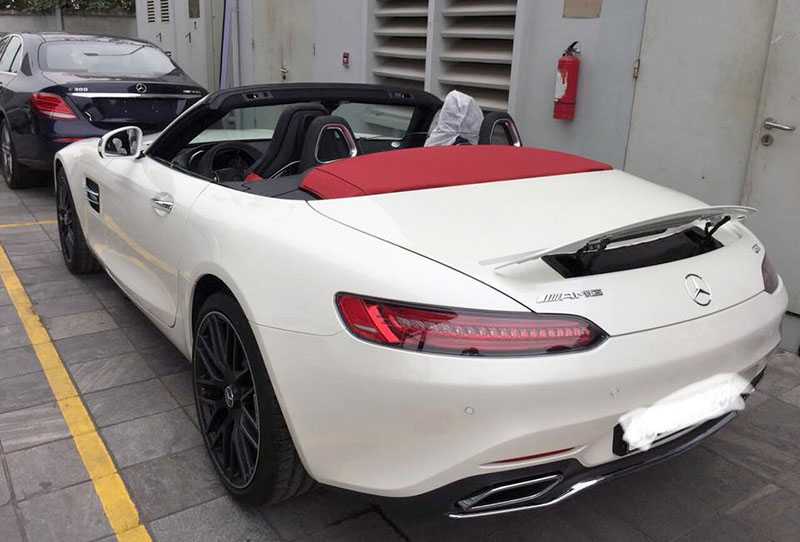 Xế khủng Mercedes-AMG GT Roadster giá 10,4 tỷ đầu tiên về Việt Nam Xế khủng Mercedes-AMG GT Roadster giá 10,4 tỷ đầu tiên về Việt Nam