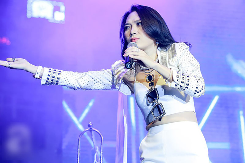 Có ai như Mỹ Tâm, nguyên một đêm diễn thay 4 trang phục và bộ nào cũng... trắng toát