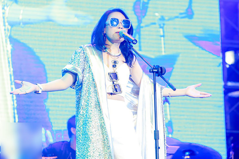 Có ai như Mỹ Tâm, nguyên một đêm diễn thay 4 trang phục và bộ nào cũng... trắng toát