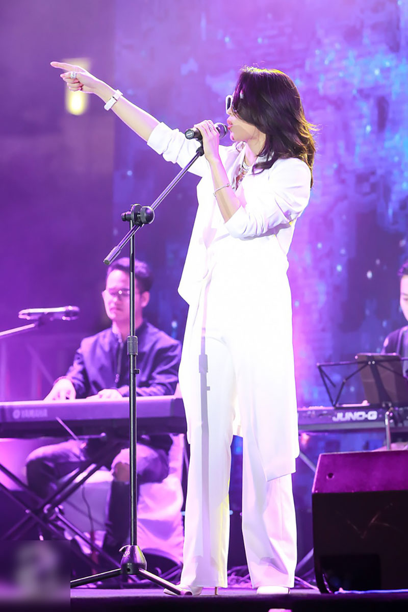 Có ai như Mỹ Tâm, nguyên một đêm diễn thay 4 trang phục và bộ nào cũng... trắng toát