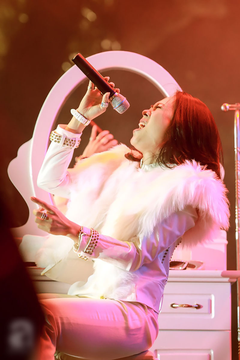 Có ai như Mỹ Tâm, nguyên một đêm diễn thay 4 trang phục và bộ nào cũng... trắng toát