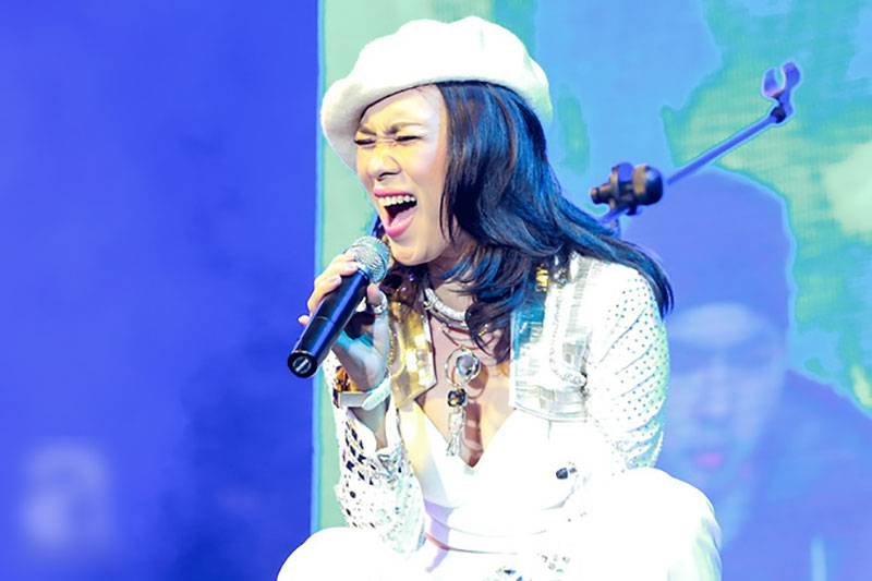 Có ai như Mỹ Tâm, nguyên một đêm diễn thay 4 trang phục và bộ nào cũng... trắng toát