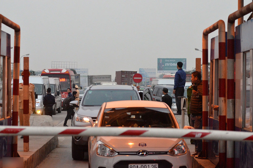 Tài xế dàn hàng ngang trả tiền lẻ, BOT quốc lộ 5 suýt thất thủ