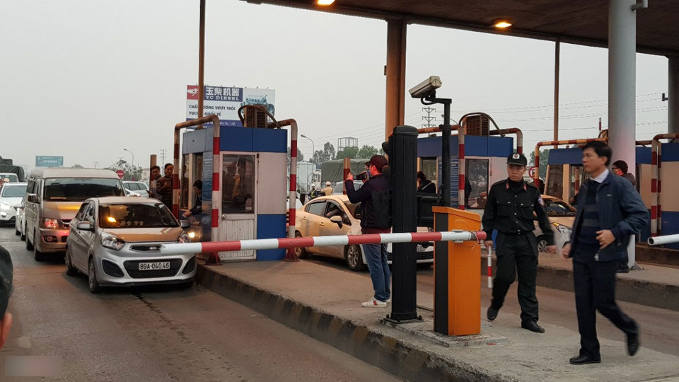 Tài xế dàn hàng ngang trả tiền lẻ, BOT quốc lộ 5 suýt thất thủ