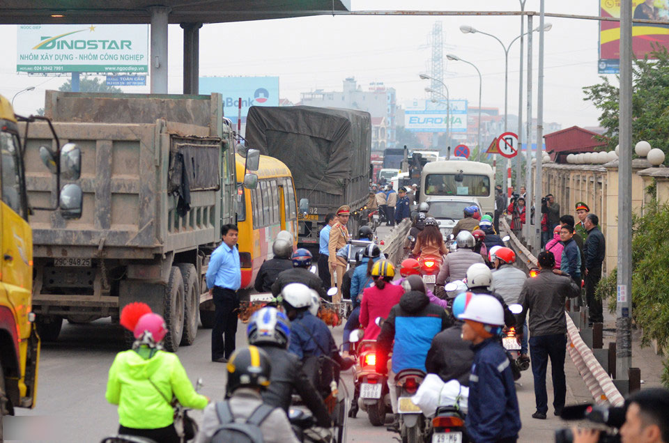 Tài xế dàn hàng ngang trả tiền lẻ, BOT quốc lộ 5 suýt thất thủ