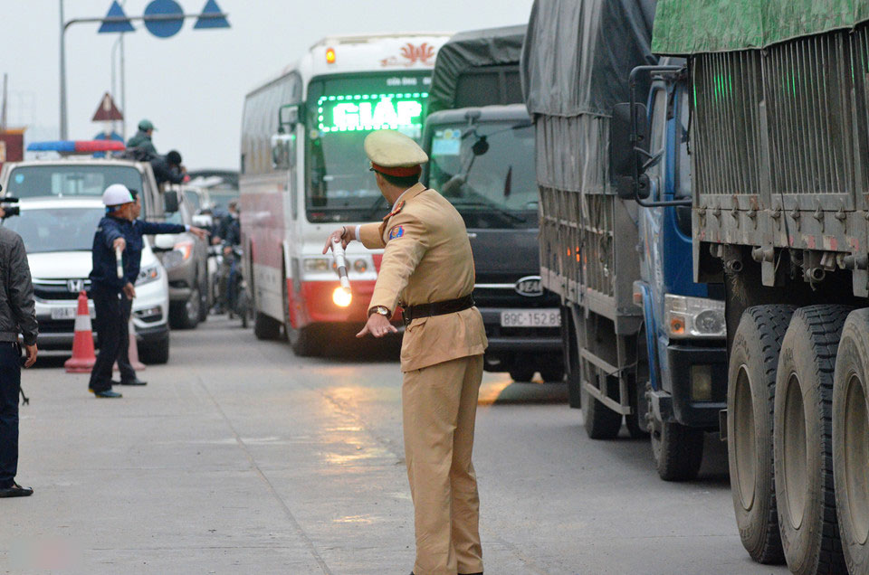 Tài xế dàn hàng ngang trả tiền lẻ, BOT quốc lộ 5 suýt thất thủ