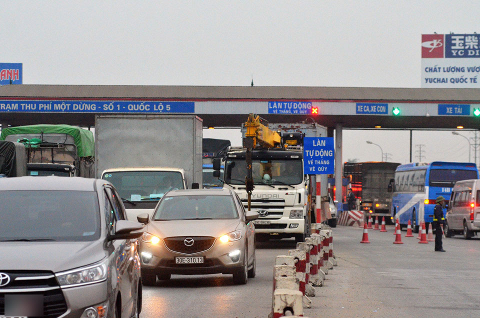 Tài xế dàn hàng ngang trả tiền lẻ, BOT quốc lộ 5 suýt thất thủ