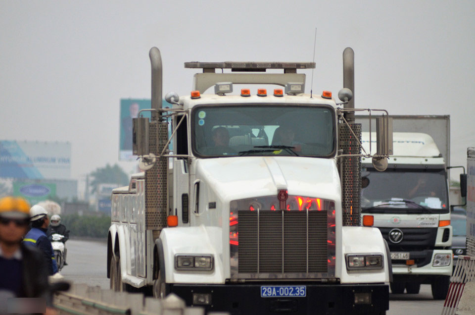 Tài xế dàn hàng ngang trả tiền lẻ, BOT quốc lộ 5 suýt thất thủ