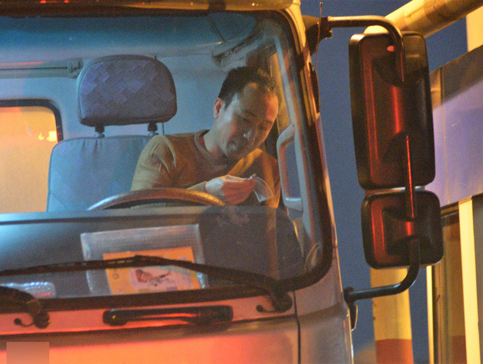 Tài xế dàn hàng ngang trả tiền lẻ, BOT quốc lộ 5 suýt thất thủ