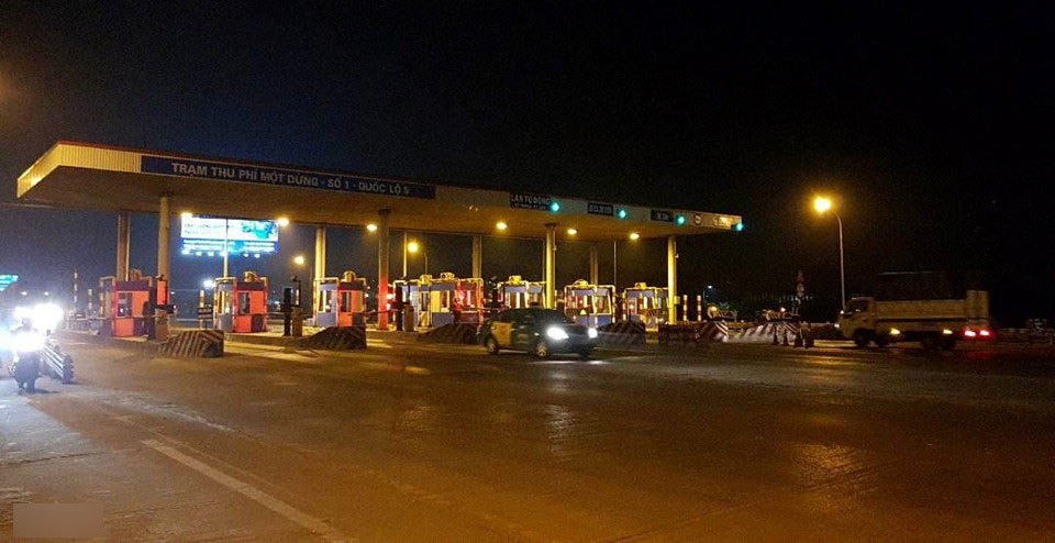 Tài xế dàn hàng ngang trả tiền lẻ, BOT quốc lộ 5 suýt thất thủ