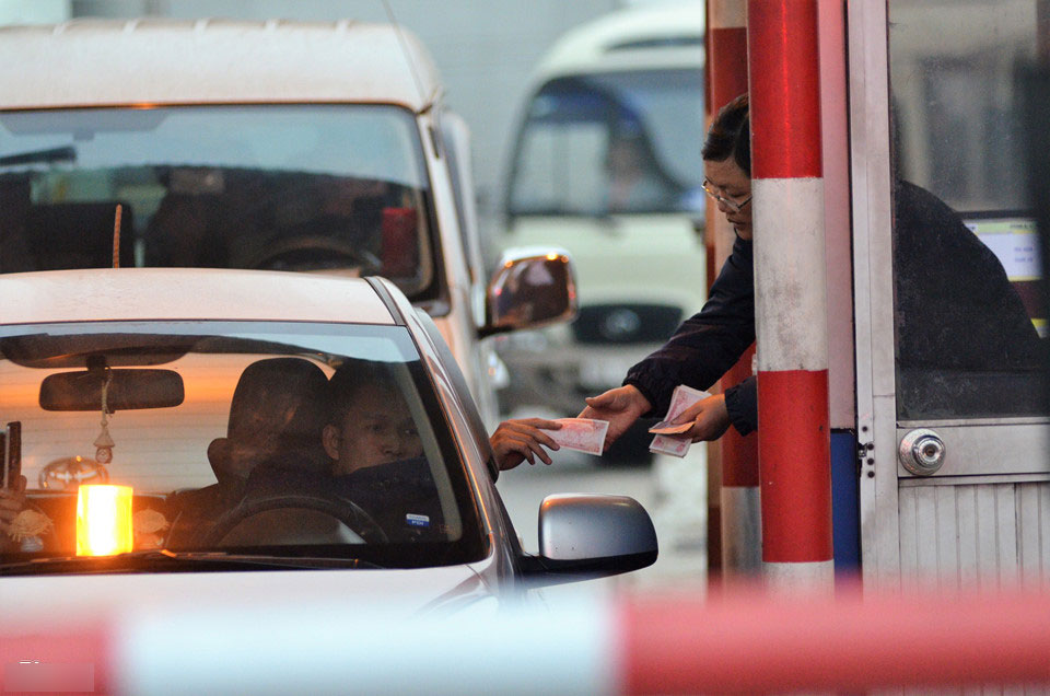 Tài xế dàn hàng ngang trả tiền lẻ, BOT quốc lộ 5 suýt thất thủ