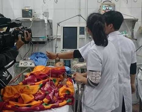 Ảnh: Hiện trường vụ sập lan can Trường Tiểu học Văn Môn khiến 16 học sinh bị thương