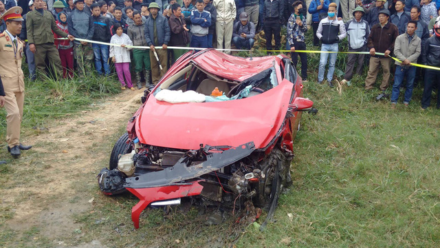 Ô tô chìm nghỉm dưới lòng sông suốt đêm, tài xế chết trong xe