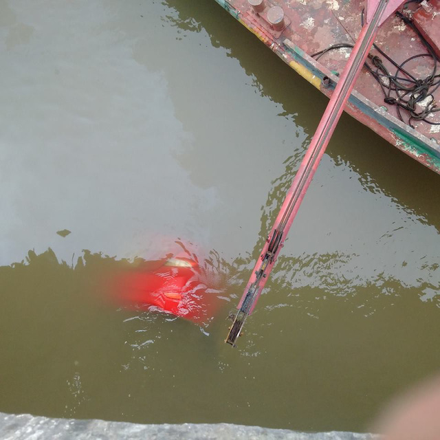 Ô tô chìm nghỉm dưới lòng sông suốt đêm, tài xế chết trong xe