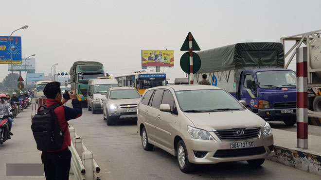 Tài xế dùng tiền 500 đồng mua vé qua trạm thu phí quốc lộ 5